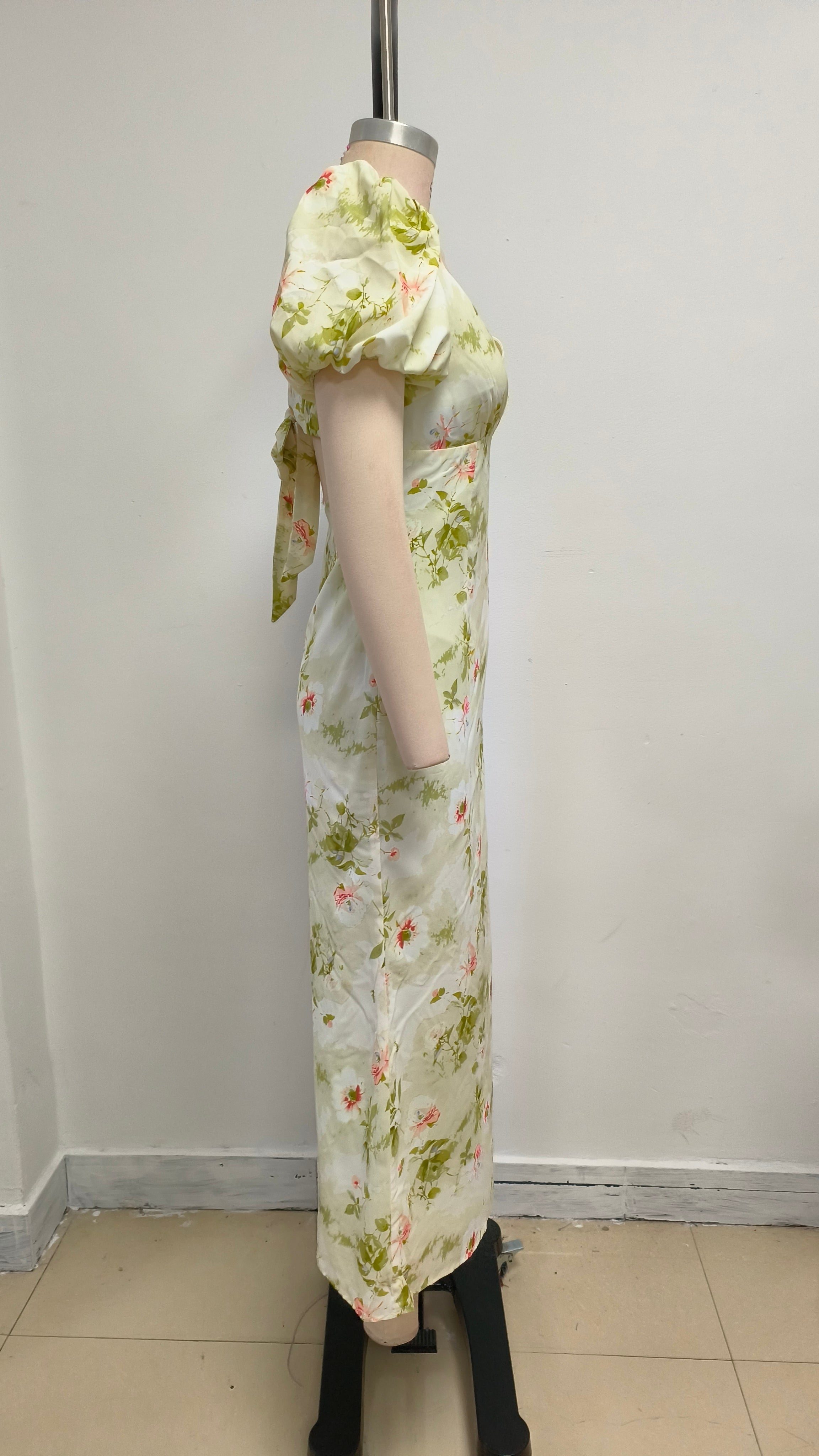 V-neck floral puff sleeve dress