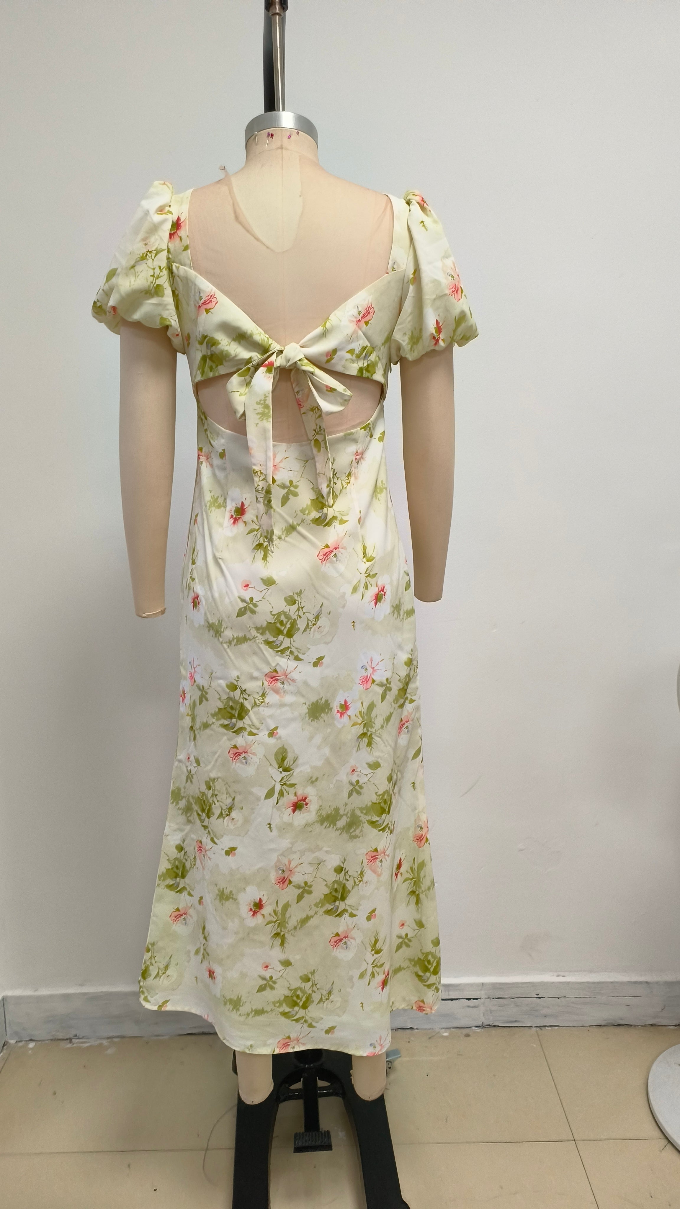 V-neck floral puff sleeve dress