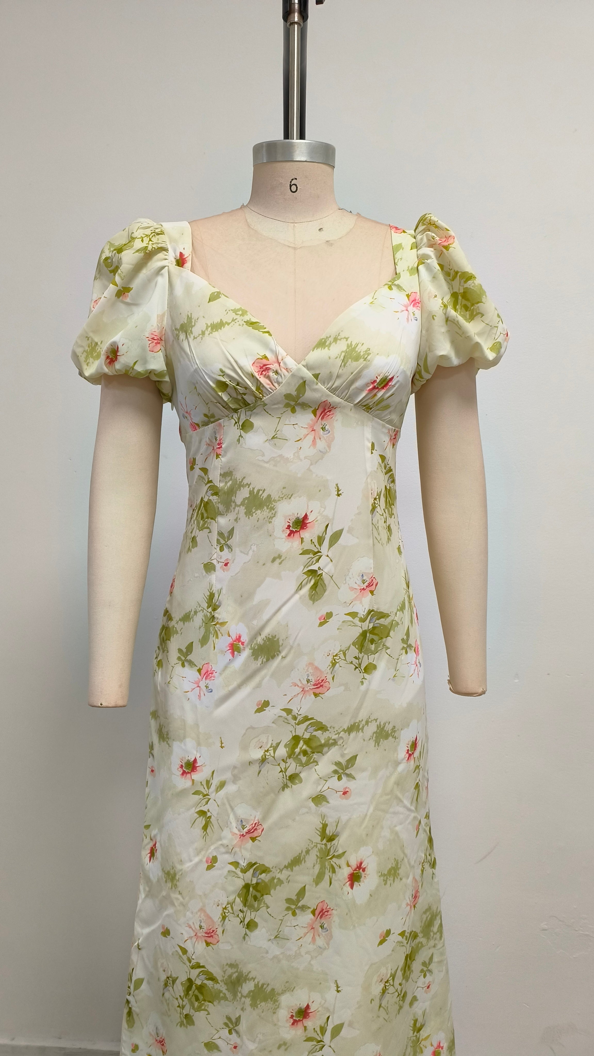 V-neck floral puff sleeve dress
