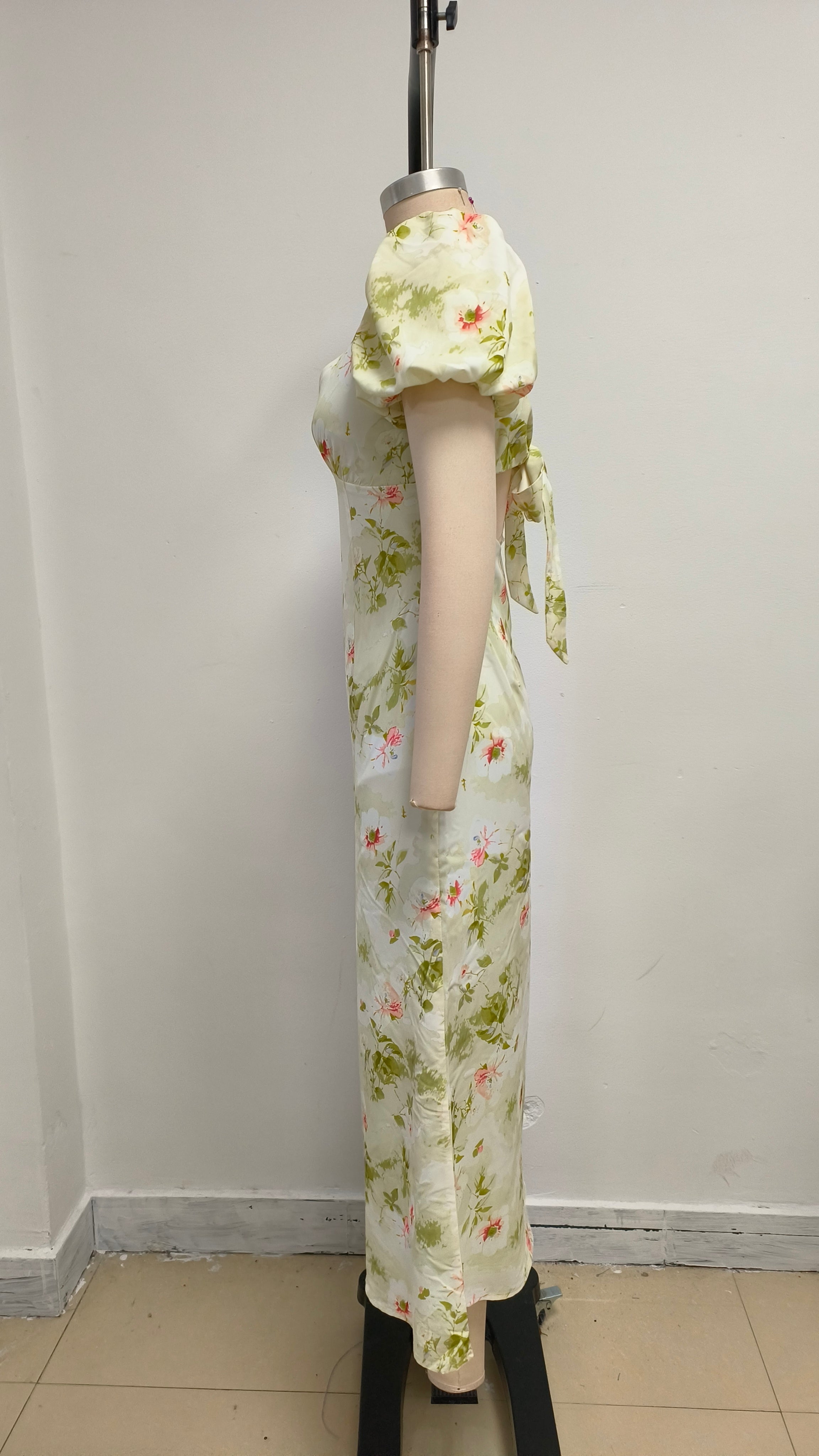 V-neck floral puff sleeve dress