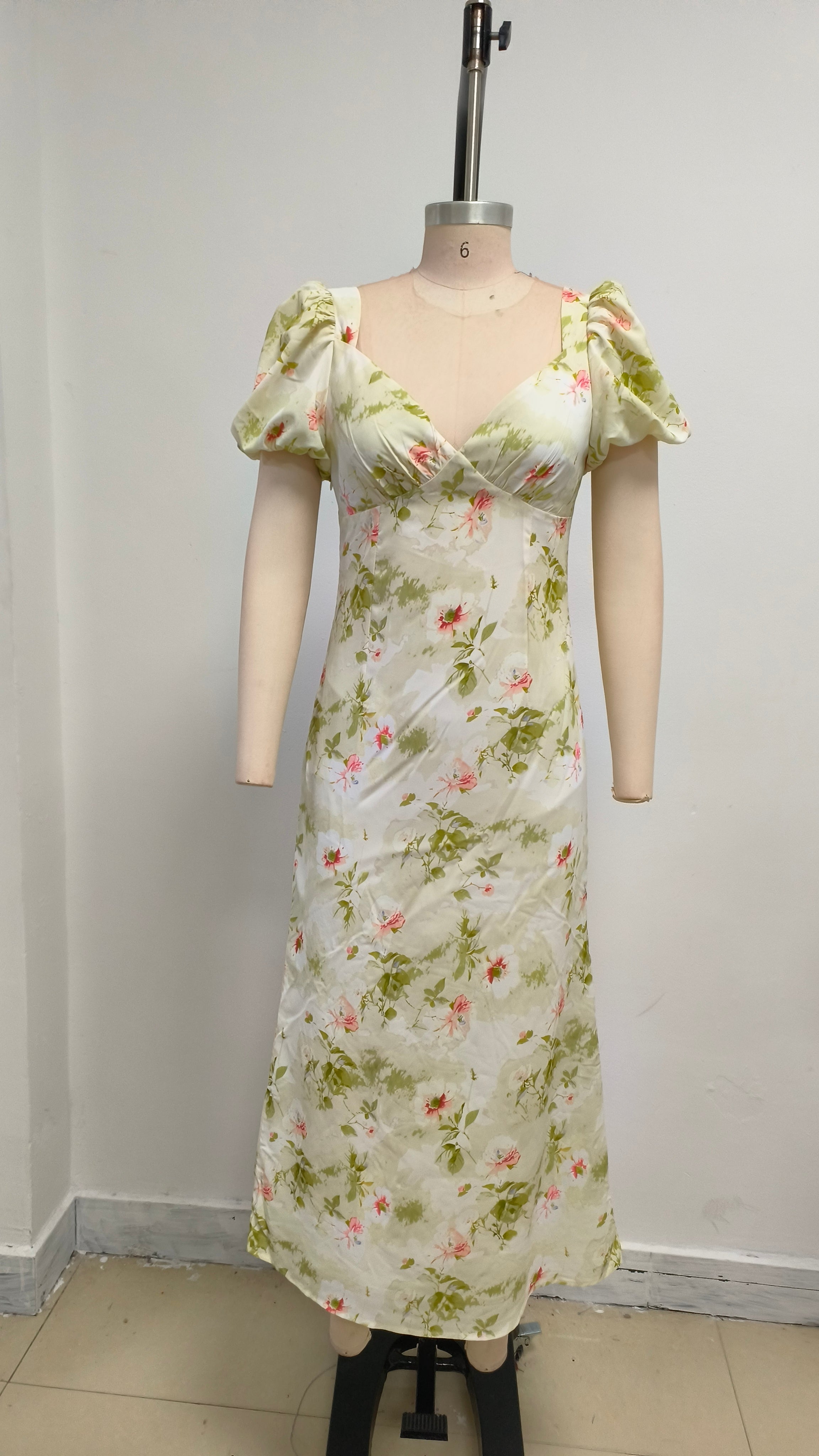 V-neck floral puff sleeve dress