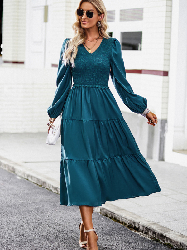Elegant and elegant dress with ruffles and V-neck-chiquechics