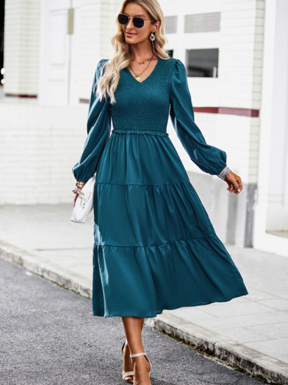 Elegant and elegant dress with ruffles and V-neck-chiquechics