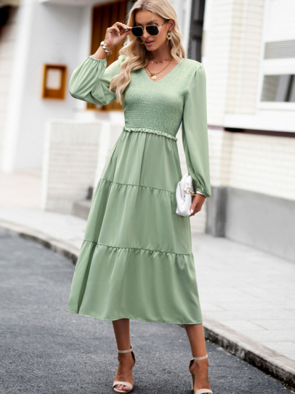 Elegant and elegant dress with ruffles and V-neck-chiquechics