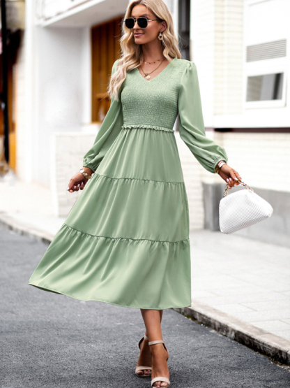 Elegant and elegant dress with ruffles and V-neck-chiquechics