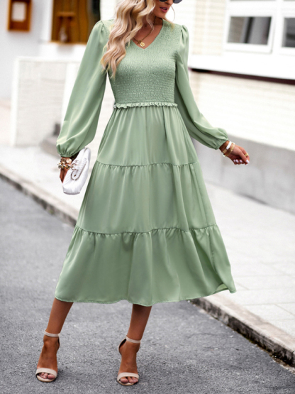Elegant and elegant dress with ruffles and V-neck-chiquechics