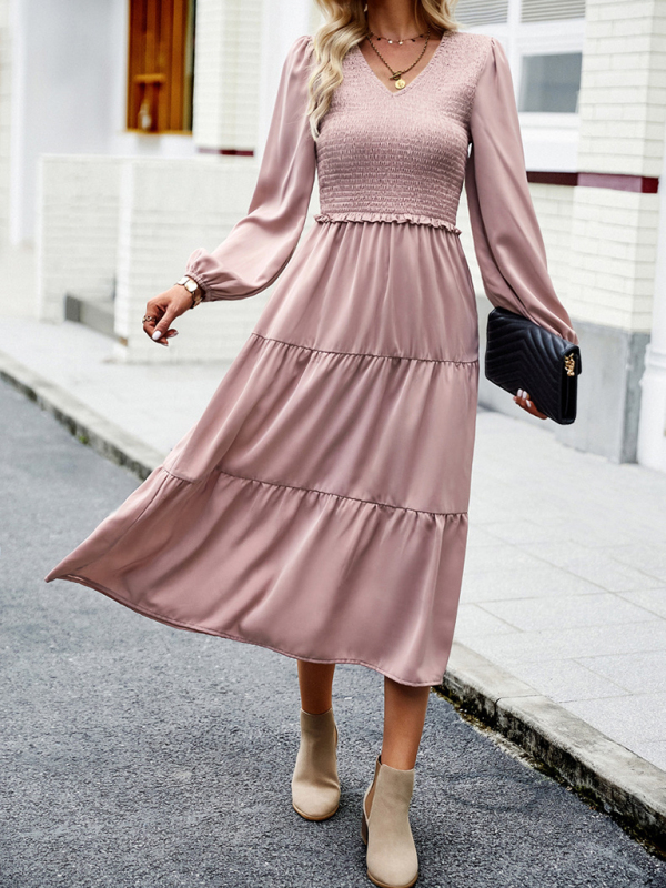 Elegant and elegant dress with ruffles and V-neck-chiquechics