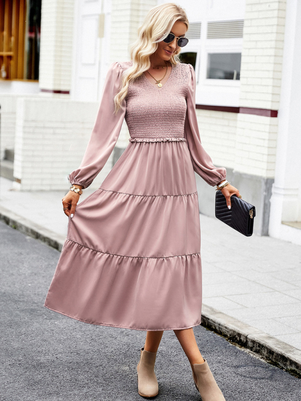 Elegant and elegant dress with ruffles and V-neck-chiquechics