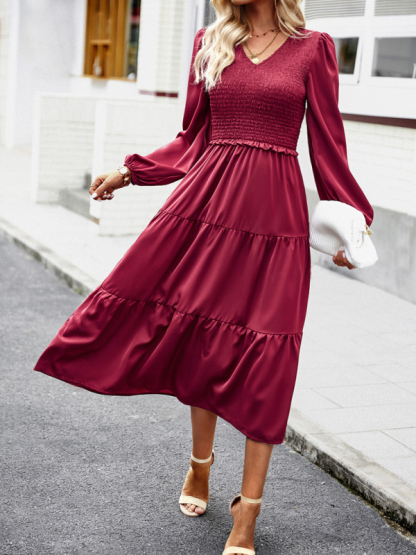 Elegant and elegant dress with ruffles and V-neck-chiquechics