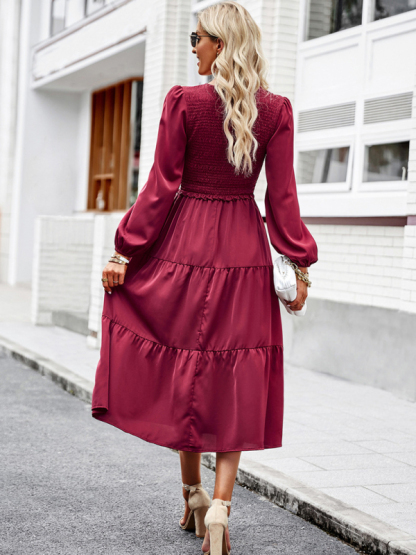 Elegant and elegant dress with ruffles and V-neck-chiquechics