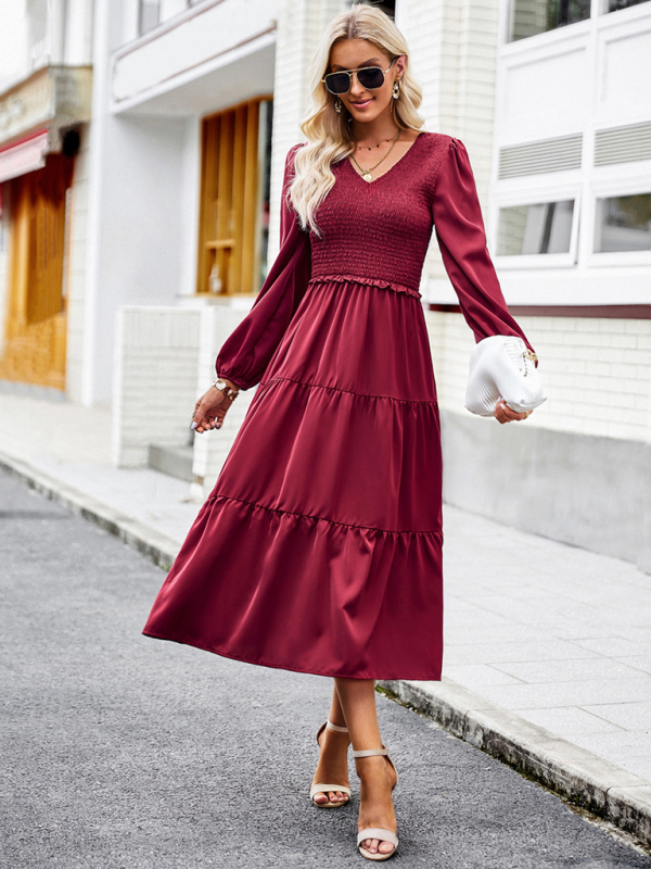 Elegant and elegant dress with ruffles and V-neck-chiquechics