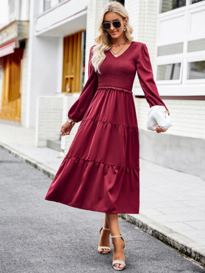 Elegant and elegant dress with ruffles and V-neck-chiquechics