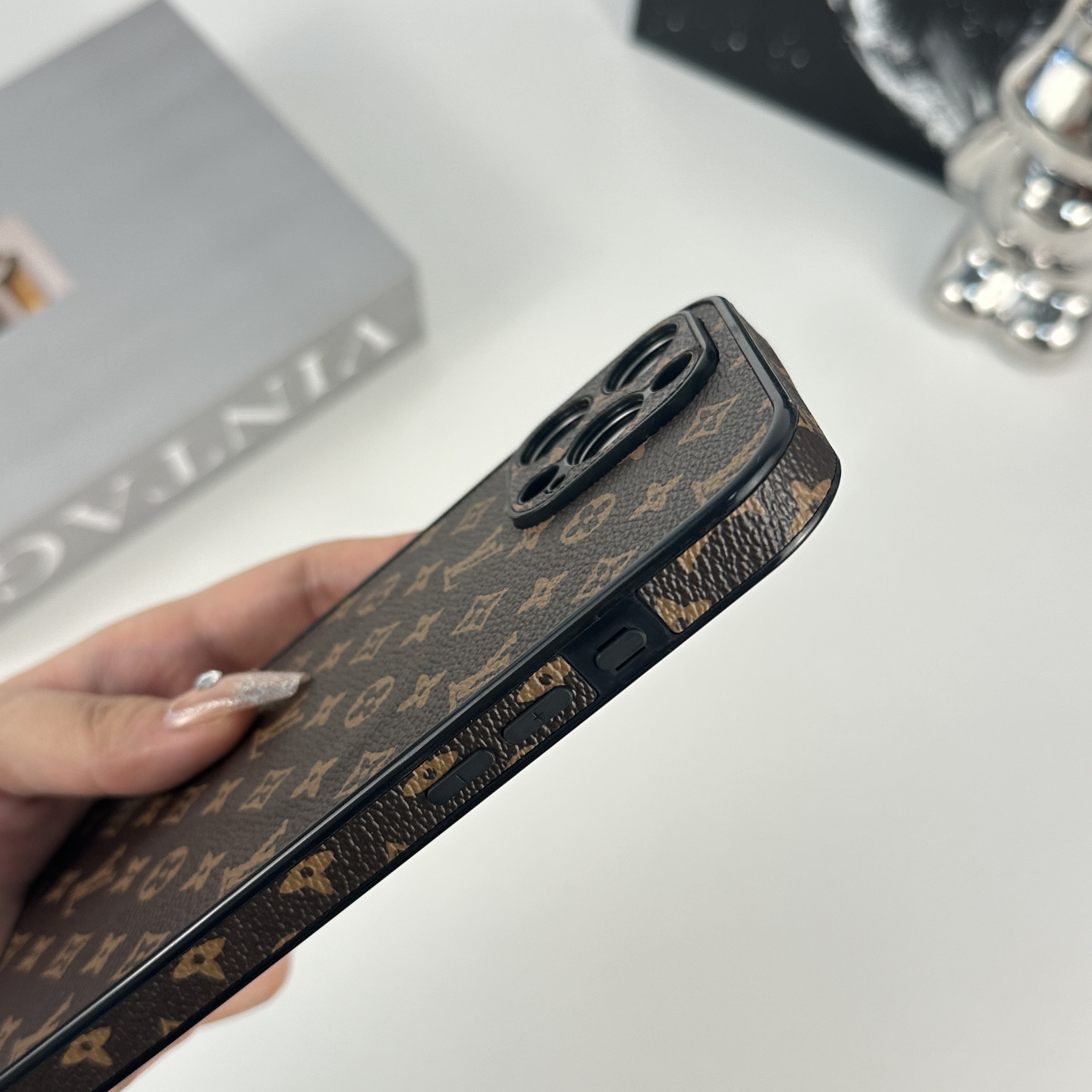 Classic Leather Monogram Magnetic iPhone Case（Magsafe） For iPhone 17 Series-CMLV062