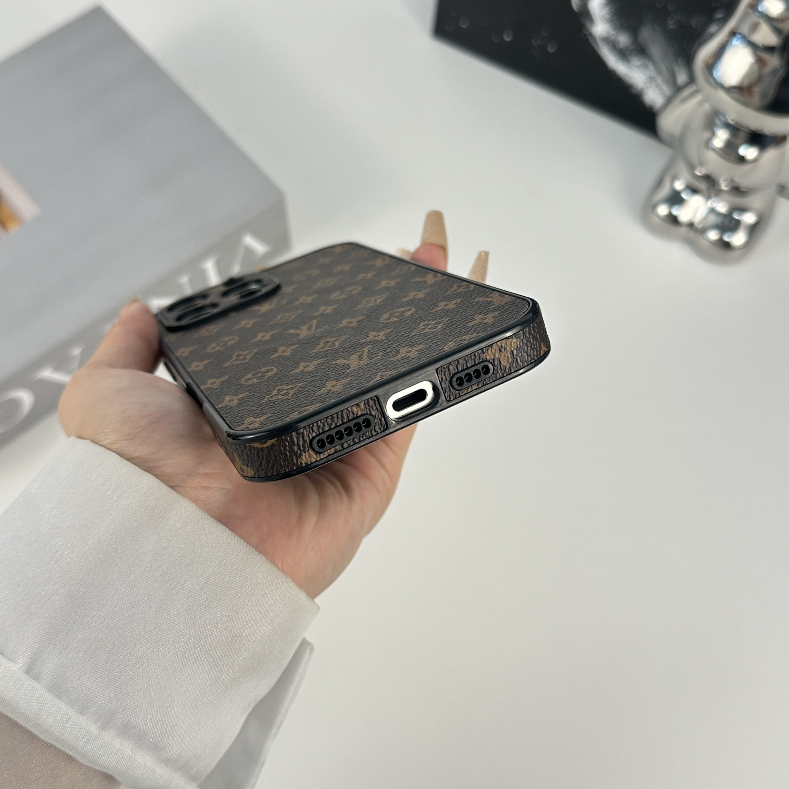 Classic Leather Monogram Magnetic iPhone Case（Magsafe） For iPhone 17 Series-CMLV062