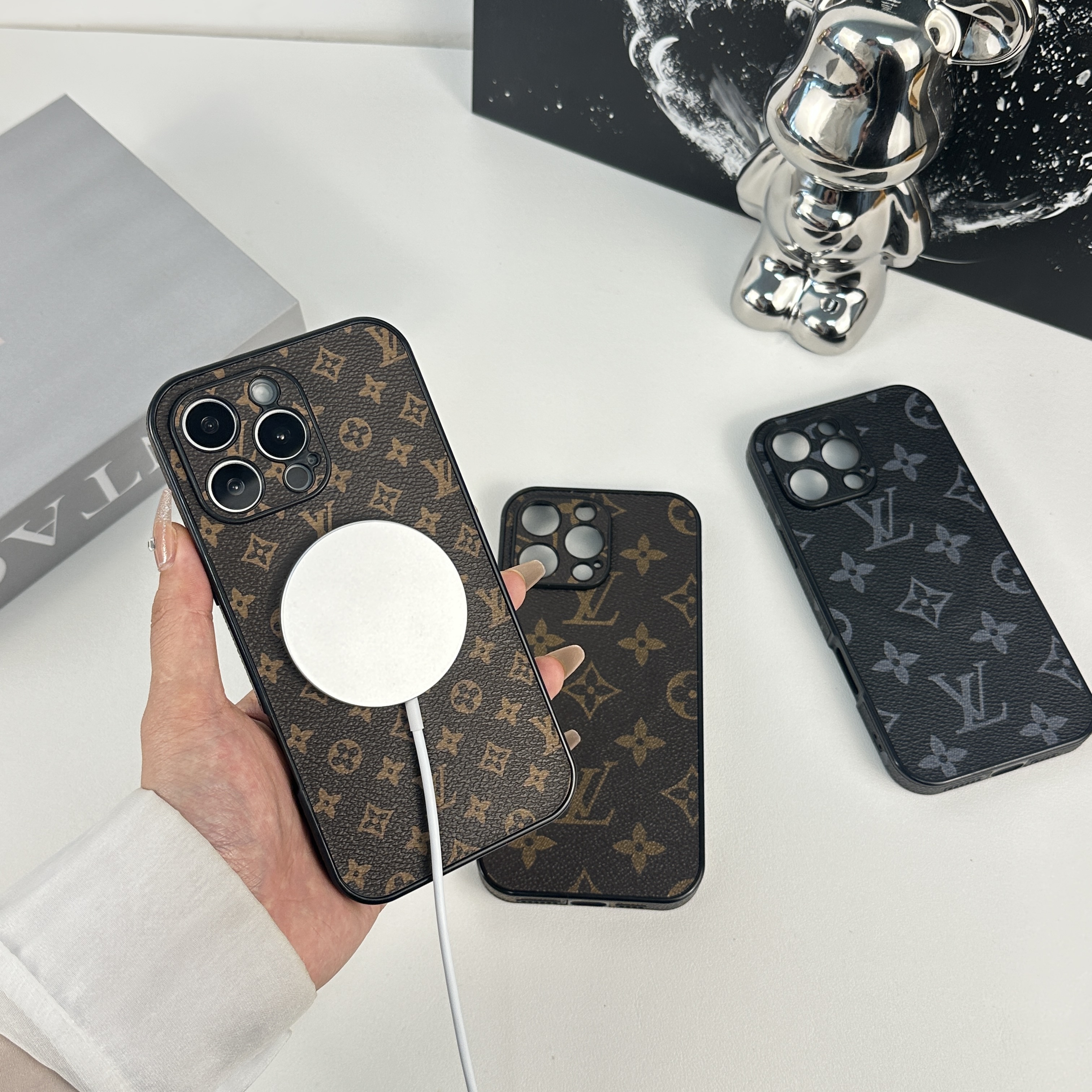 Classic Leather Monogram Magnetic iPhone Case（Magsafe） For iPhone 17 Series-CMLV062