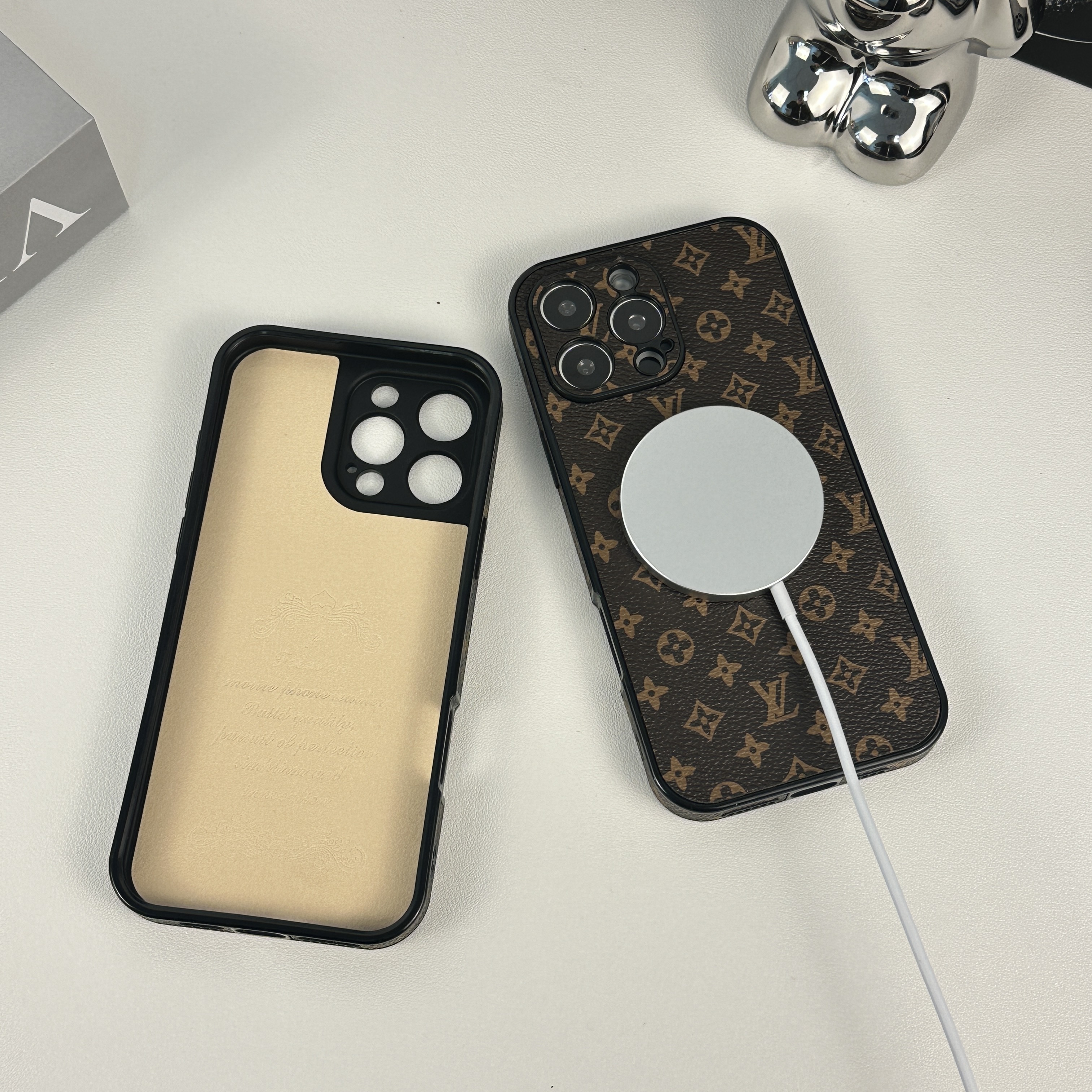 Classic Leather Monogram Magnetic iPhone Case（Magsafe） For iPhone 17 Series-CMLV062