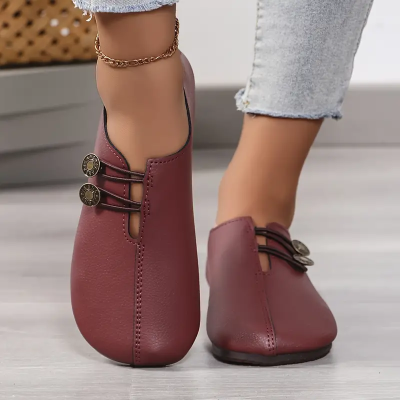 Soft-soled round-toe buckled flats