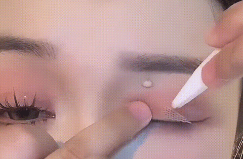 How to Use Eyelid Tape