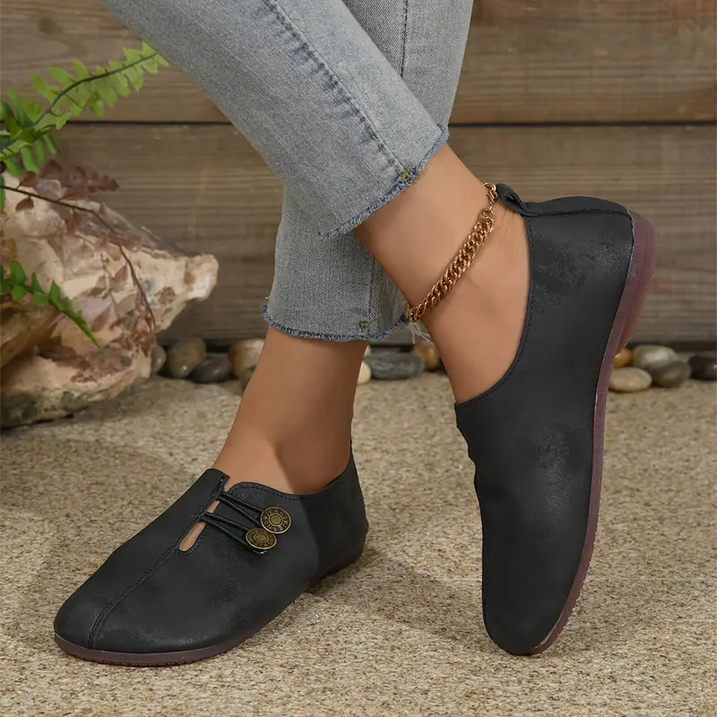 Soft-soled round-toe buckled flats