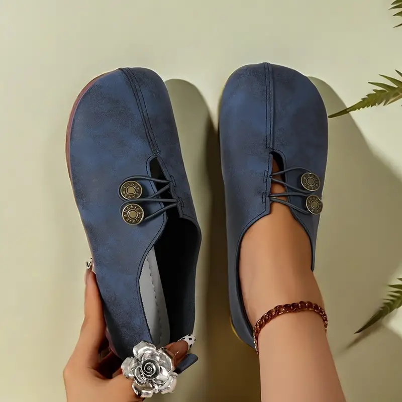 Soft-soled round-toe buckled flats
