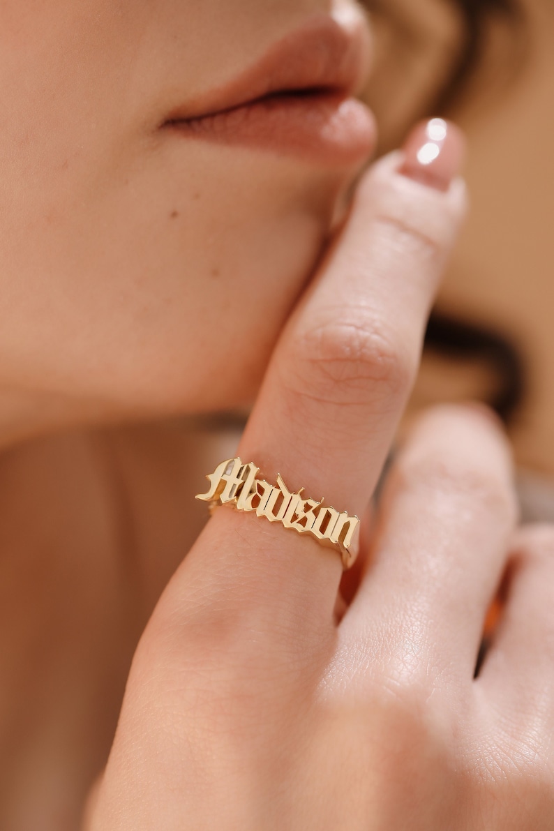 Personalized Gothic Old English Name Ring Gift for Mom, Bestfriends Gift