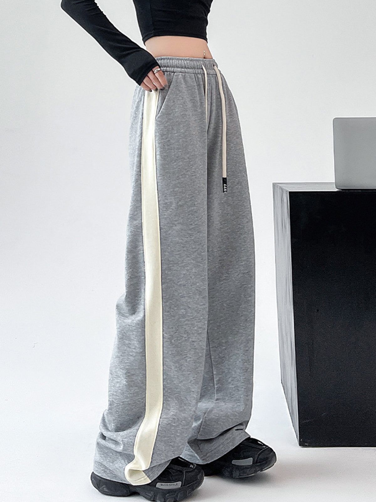 Drawstring Contrast Trim Wide Leg Sweatpants-CALLISTARI