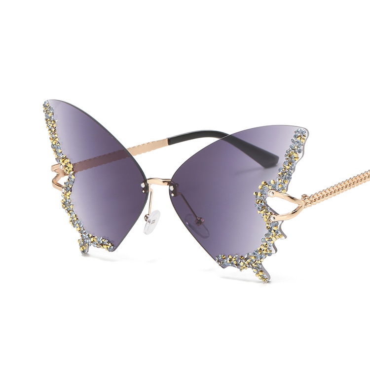 Schmetterlingsförmige, diamantenbesetzte, randlose Sonnenbrille, die das Gesicht schlanker erscheine