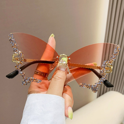 Schmetterlingsförmige, diamantenbesetzte, randlose Sonnenbrille, die das Gesicht schlanker erscheine