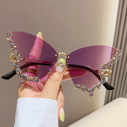 Schmetterlingsförmige, diamantenbesetzte, randlose Sonnenbrille, die das Gesicht schlanker erscheine