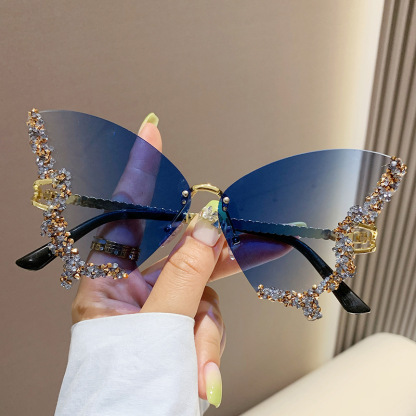 Schmetterlingsförmige, diamantenbesetzte, randlose Sonnenbrille, die das Gesicht schlanker erscheine