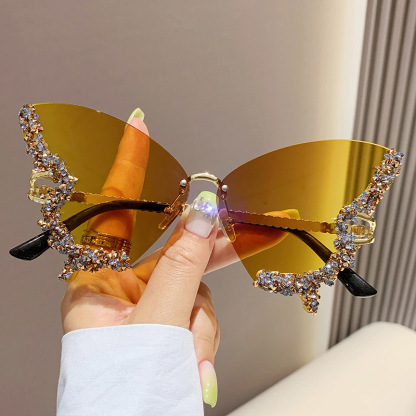 Schmetterlingsförmige, diamantenbesetzte, randlose Sonnenbrille, die das Gesicht schlanker erscheine