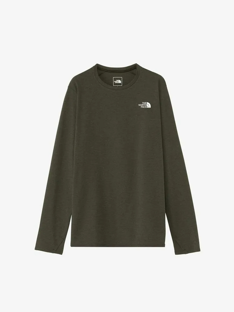 胸元に小さなロゴが入ったロングTシャツ
