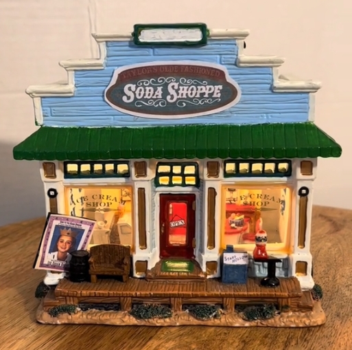 Gilmthtore Githtrls Christmas Village