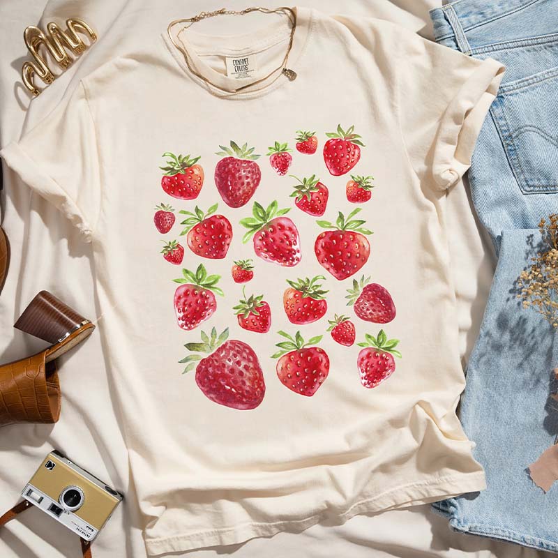 Strawberry Aesthetic Vintage Graphic T-Shirt-carlalin