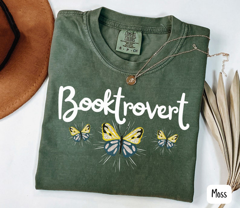 Booktrovert T-shirt-carlalin