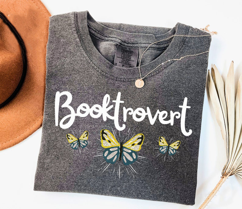 Booktrovert T-shirt-carlalin