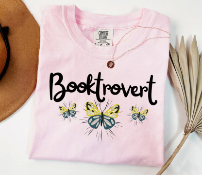 Booktrovert T-shirt-carlalin