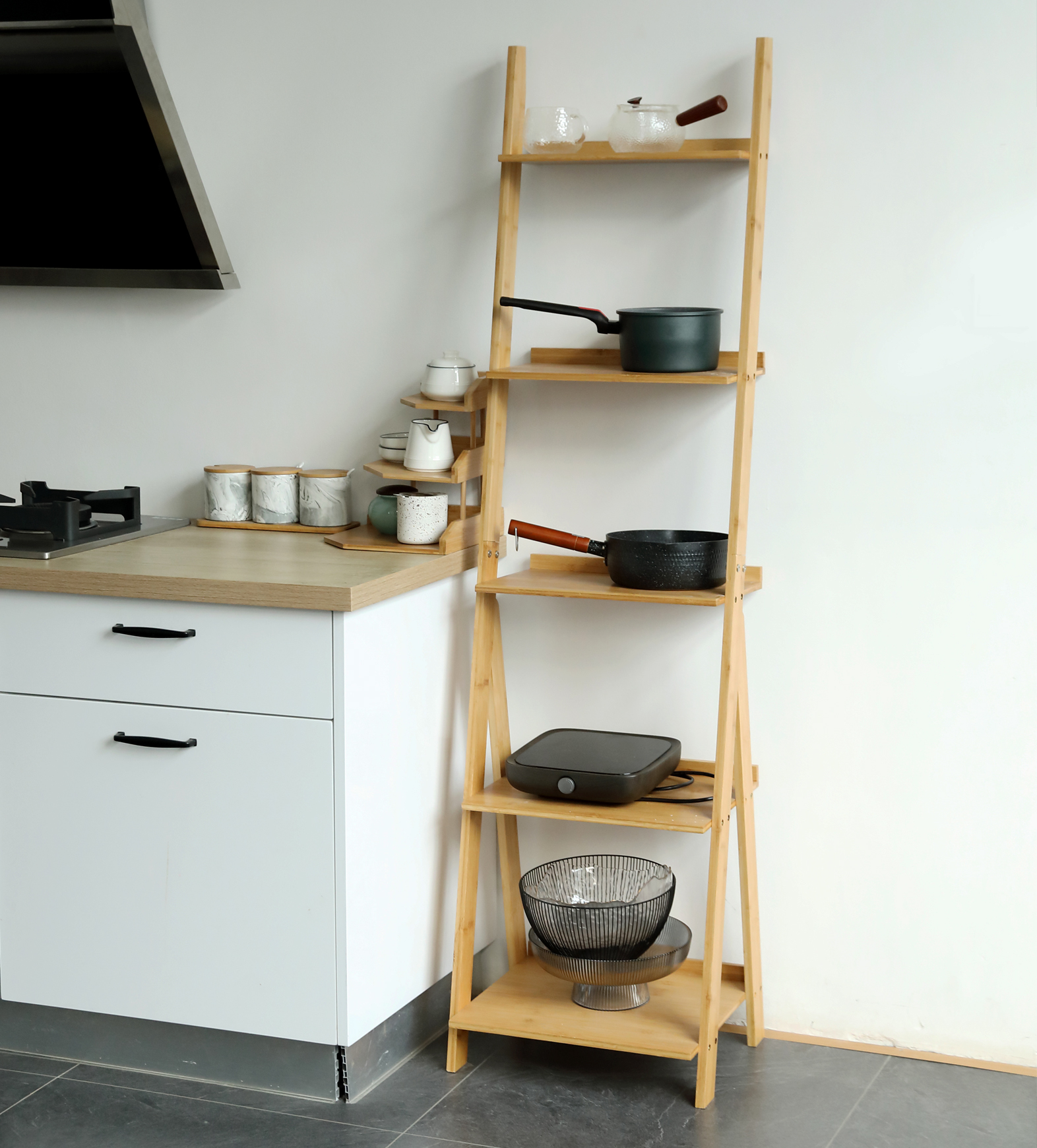 HYNAWIN Ladder Shelf Bookcase,5-Tier Bamboo Storage Rack Shelves Wall Leaning Shelf Unit,FreeStanding Plant Stand, Corner Display Shelves for Living Room, Bathroom, Kitchen, Office(65in)