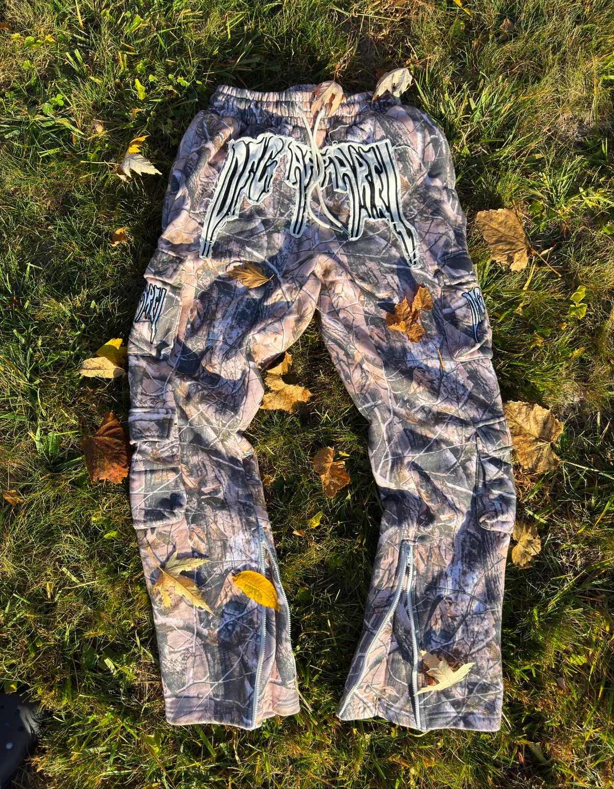 Casual pants with zipper bottoms