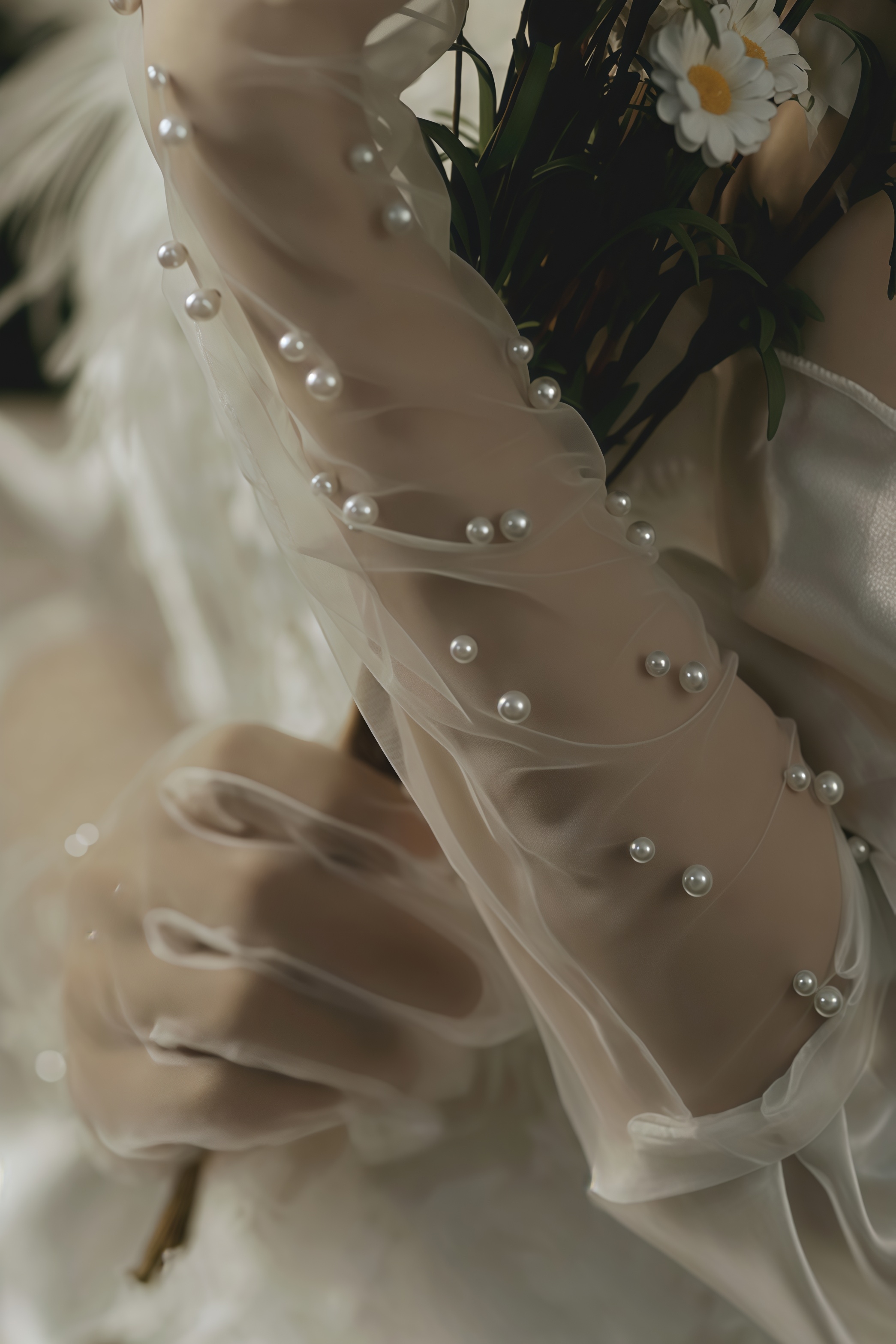 Cynaf Scalloped Beaded Gloves