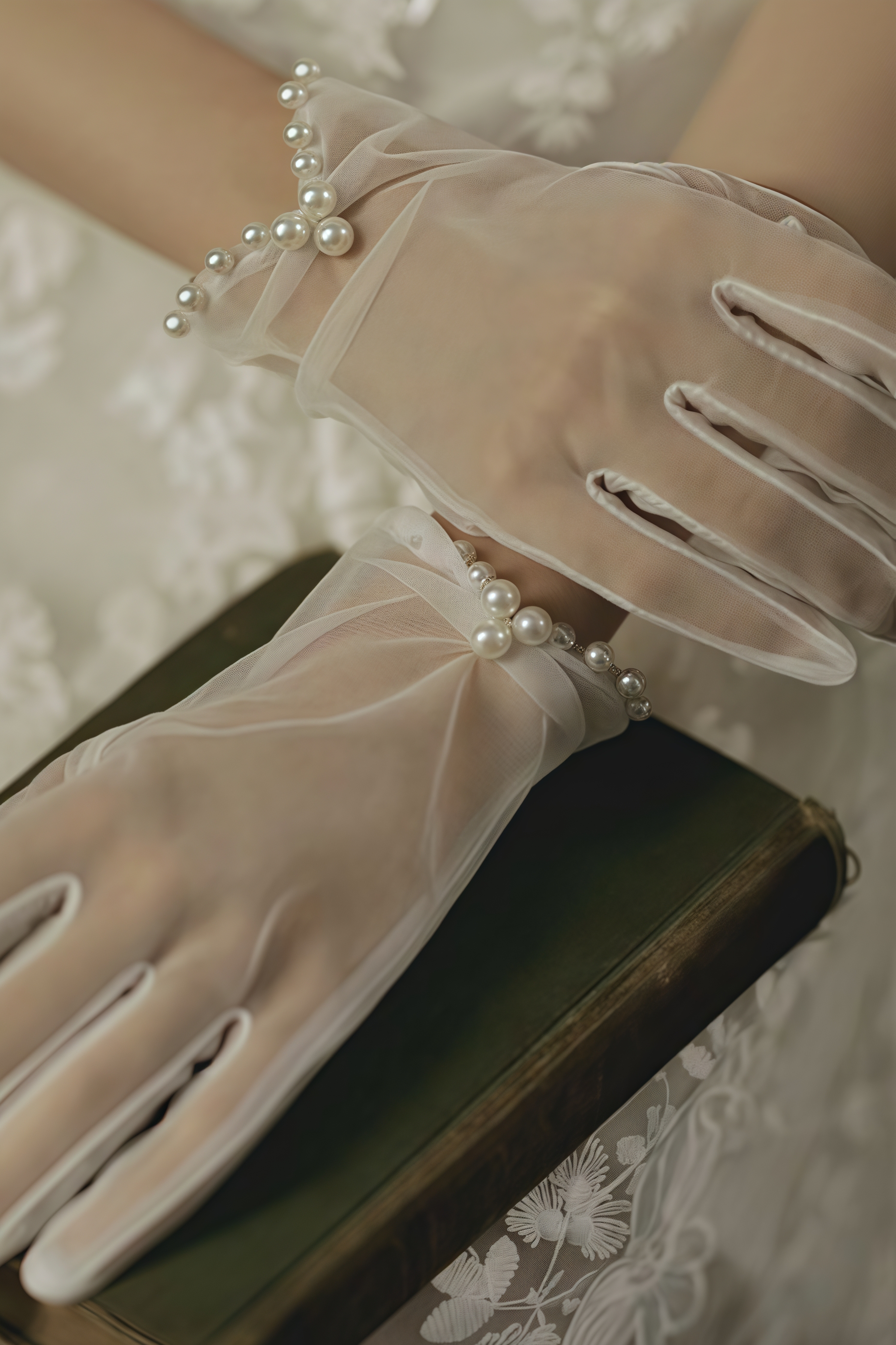 Bronf Circle Pearl Glove