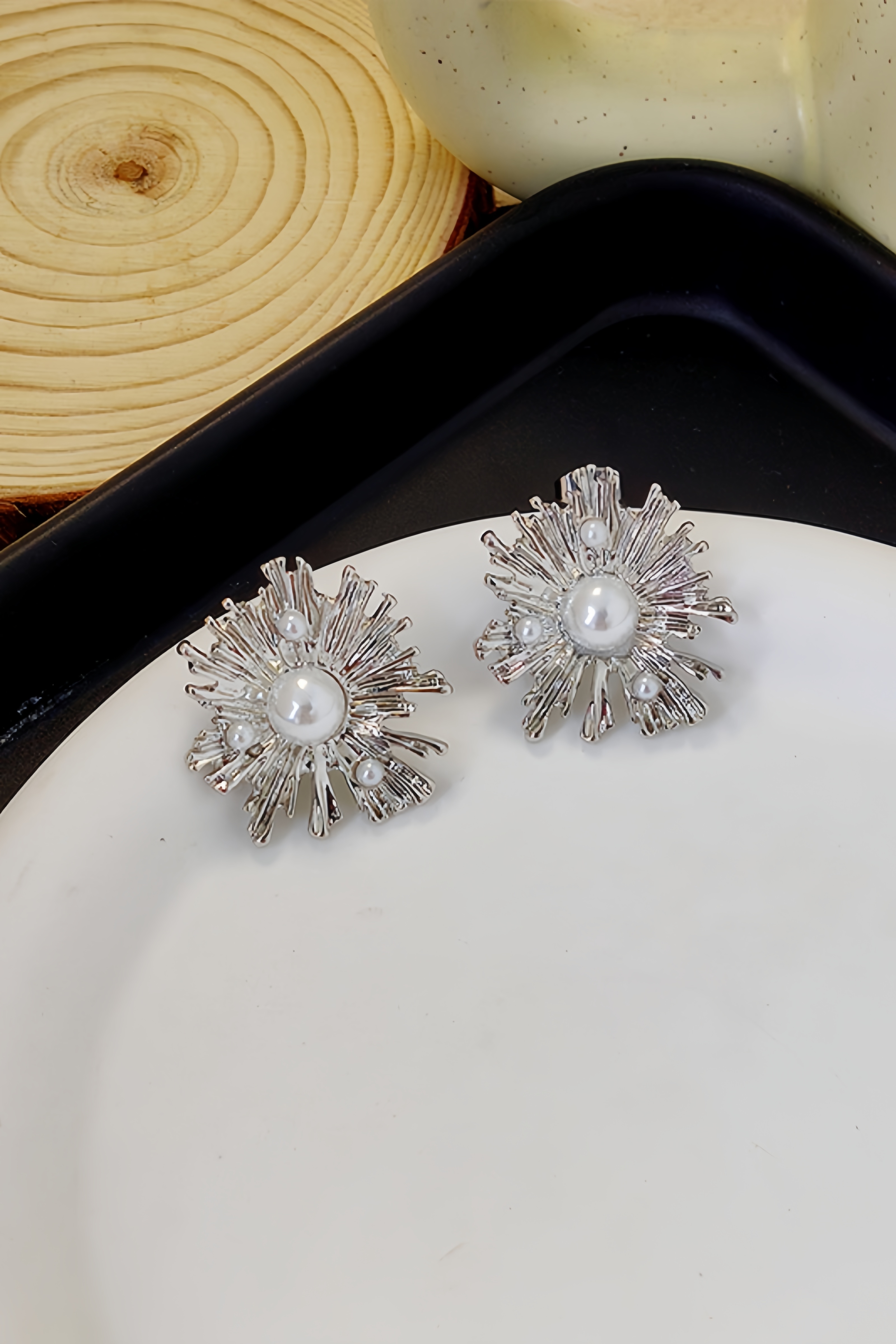 Iomo Flower Pearl Earrings