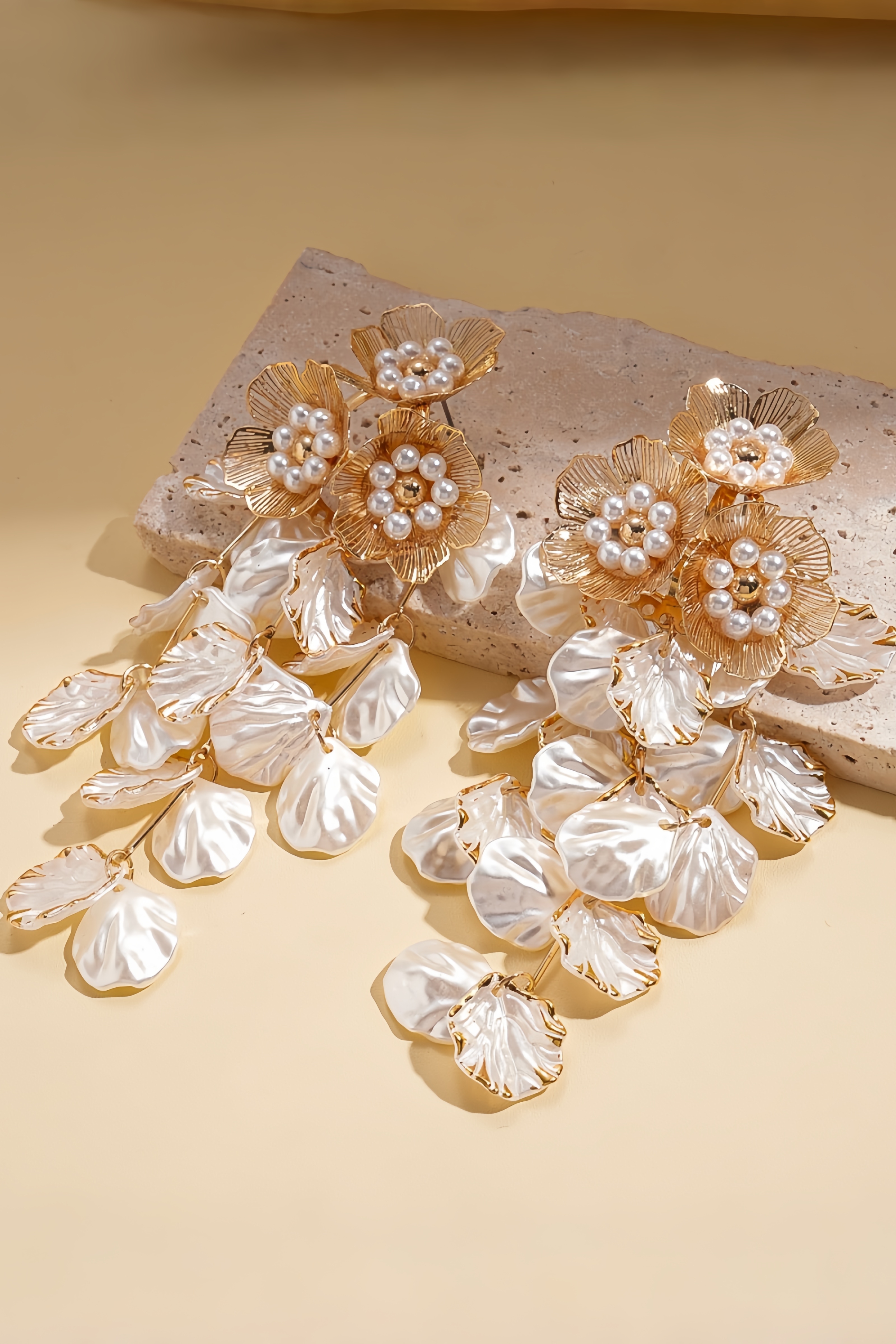 Wyatrh Pearl Shell Flower Earrings