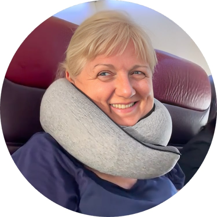 Flyhugz neck pillow travel.jpeg__PID:0257dc0f-8cec-4e93-bfee-73c98299cabd
