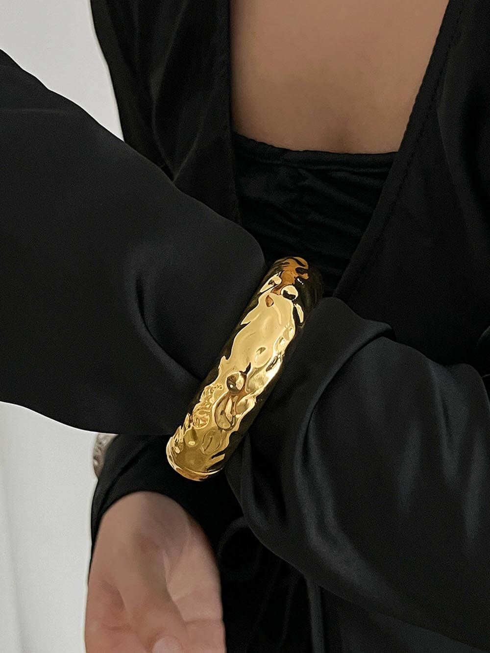 Exaggerated Smooth Hug Irregular Geometric Wide-Edge Spring Bracelet