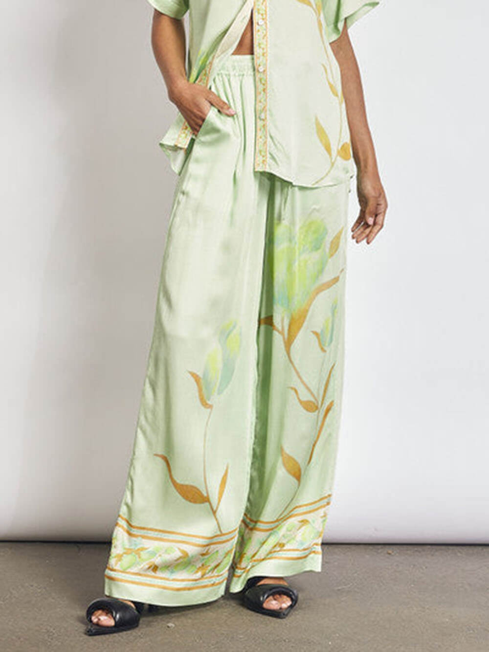 Chic Soft Drape Unique Tulip Print Short Sleeve Shirt