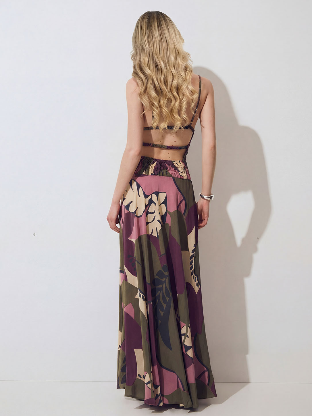 Vestido maxi de tirantes finos con estampado de hojas tropicales y corsé fruncido