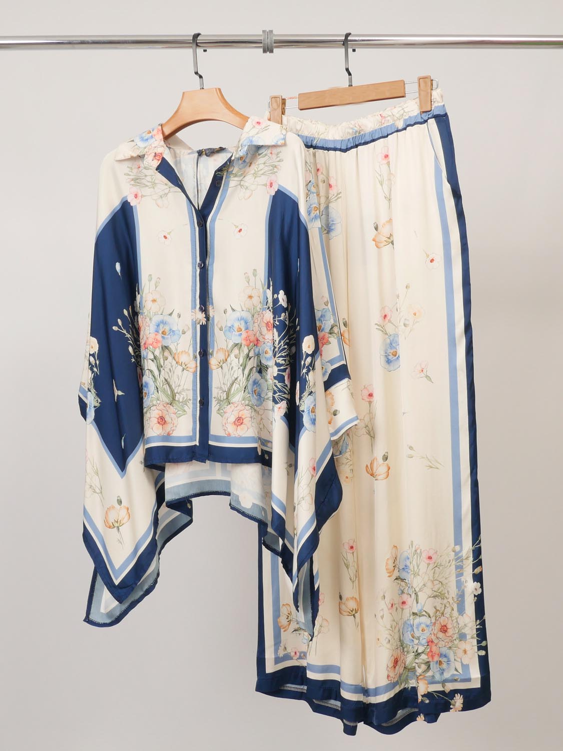 Exquisitos pantalones de talle alto y pierna ancha con estampado satinado.