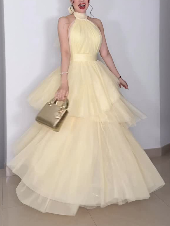 Elegantní tylové maxi šaty s volným zádovým výstřihem a zavazováním