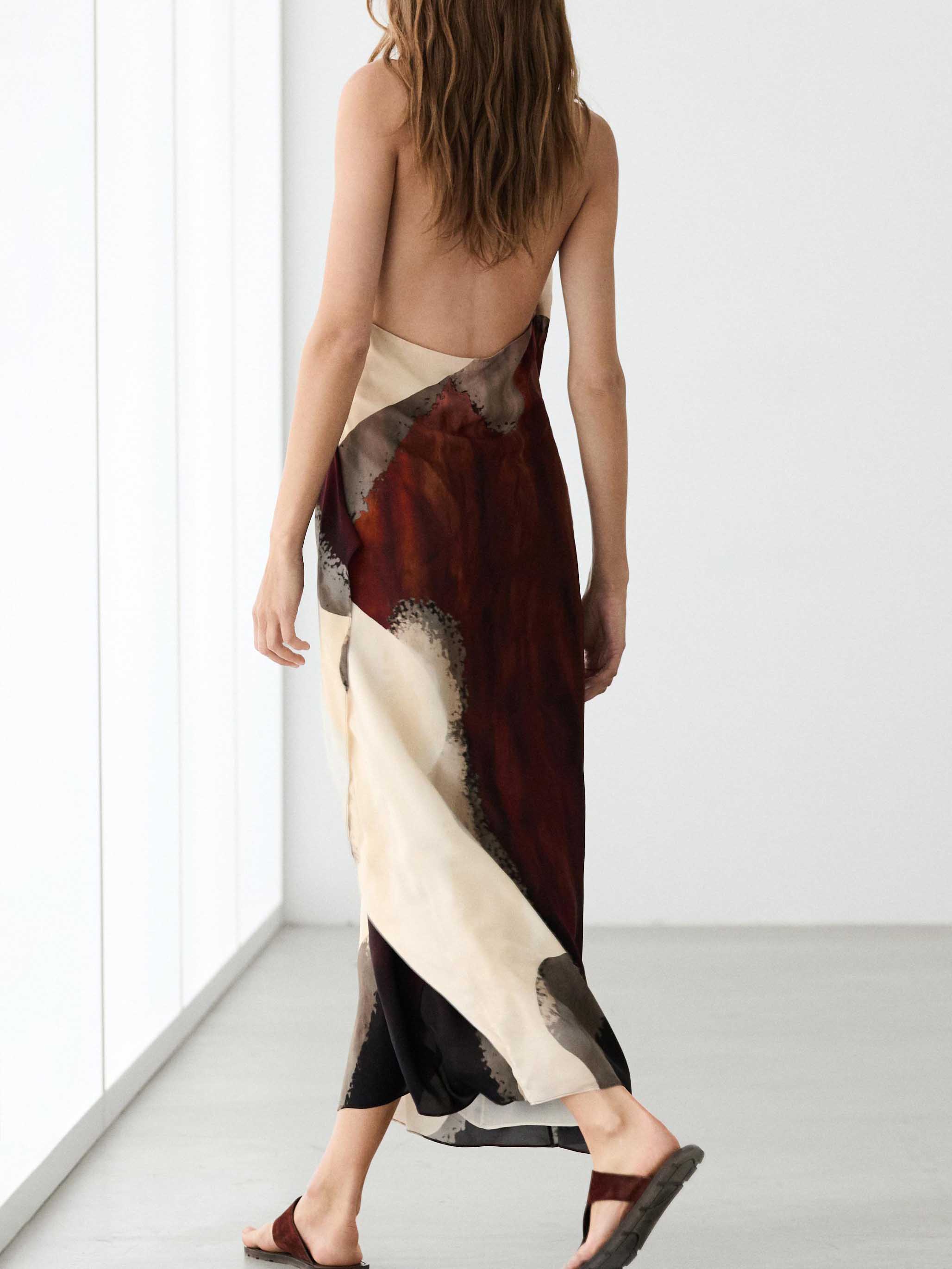 Elegante vestido largo halter con estampado abstracto
